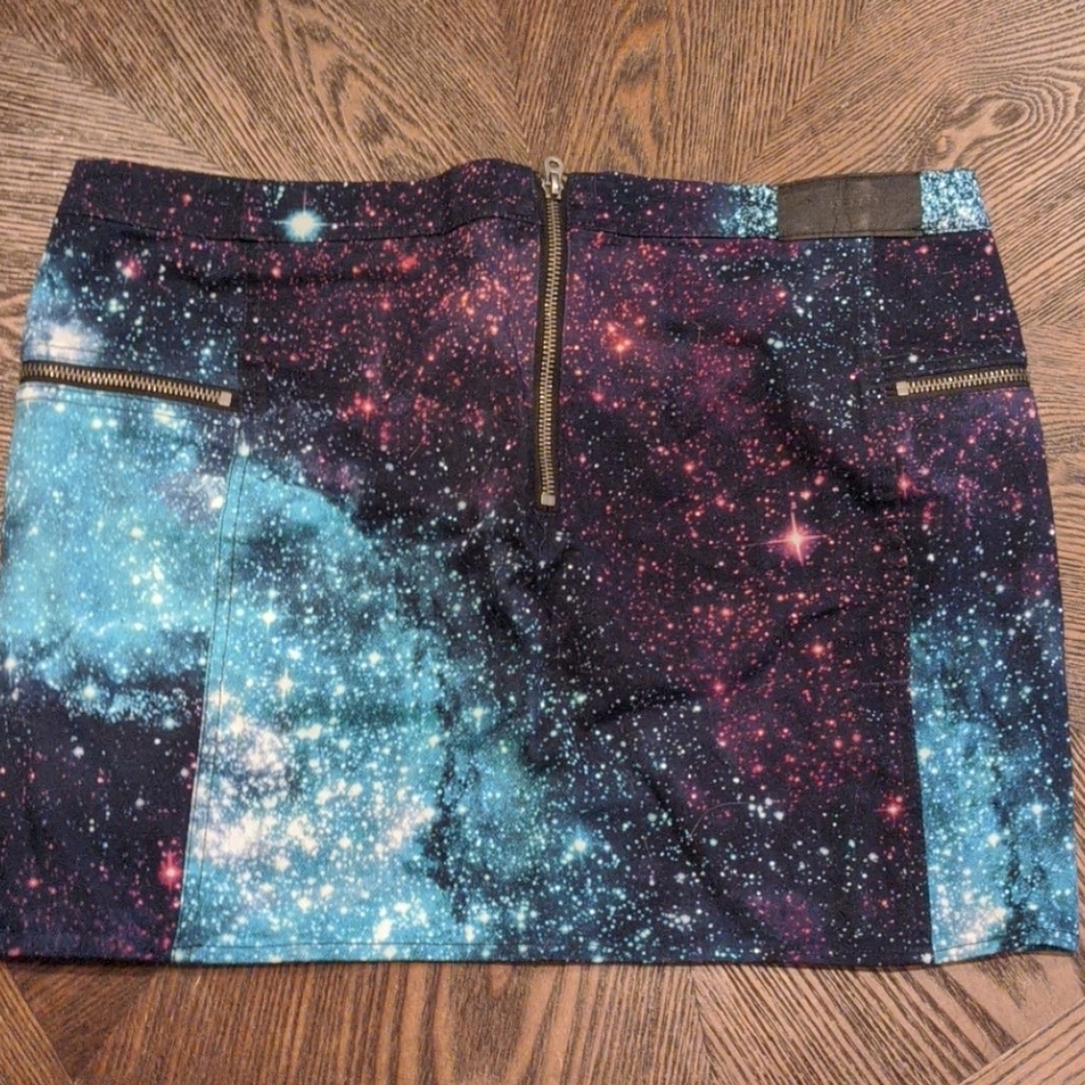 Space / Star print mini skirt with zipper pockets
